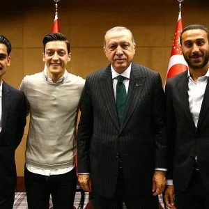 بعدما اثارت جدلا واسعا في المانيا.. اوزيل يعلق على صورته مع اردوغان