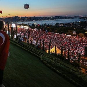 شاهد.. هكذا وصل أردوغان الى جسر “شهداء 15 تموز” لإحياء ذكرى إفشال الإنقلاب