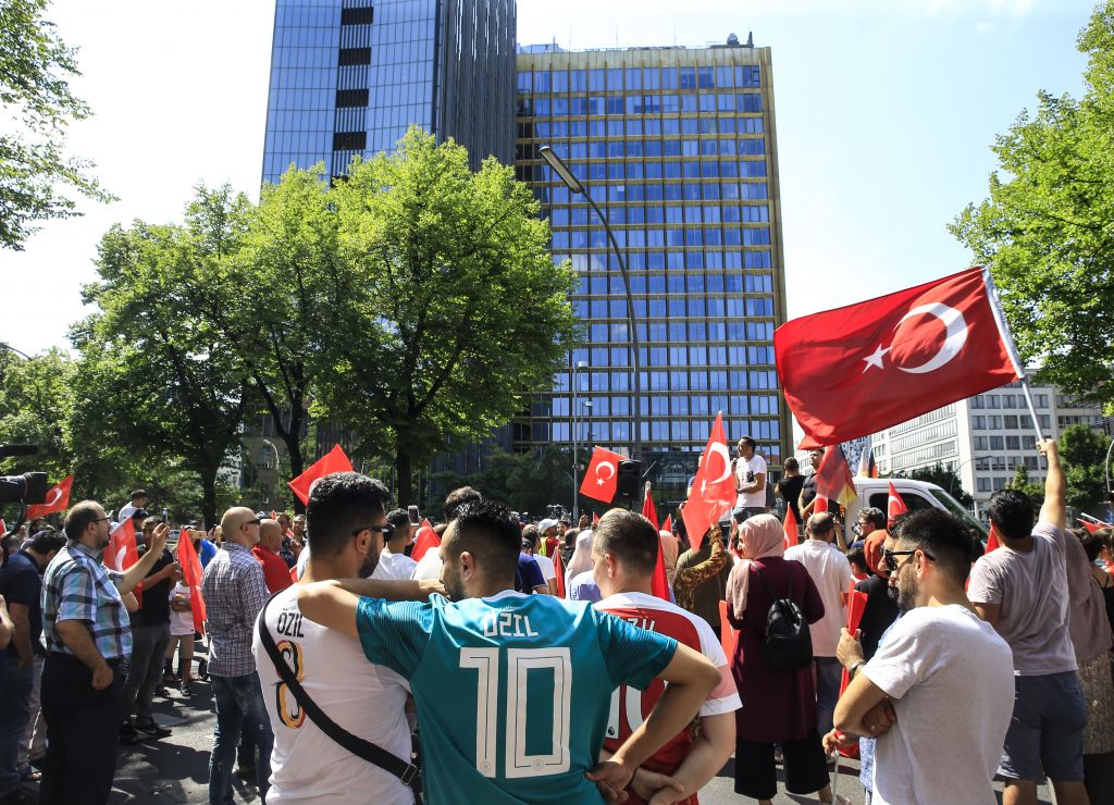 المئات يتظاهرون في برلين تضامنا مع مسعود أوزيل 8 المئات يتظاهرون في برلين تضامنا مع مسعود أوزيل 7