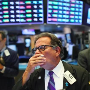 الأسهم الأمريكية تتراجع عند الفتح بفعل الأزمة مع تركيا