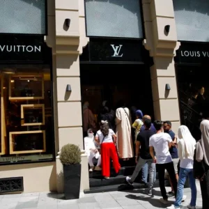 السياح يصطفون في طوابير امام المتاجر في تركيا