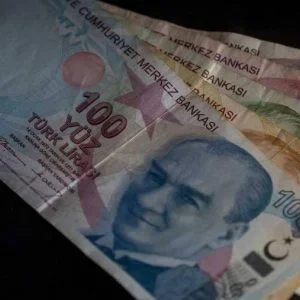 الليرة التركية تهبط إلى مستويات قياسية جديدة