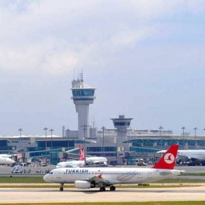 شاهد.. اصطدام طائرة مغربية بأخرى تركية في مطار أتاتورك باسطنبول