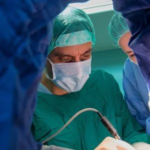 شاهد… زراعة تاريخية لوجه فتاة يعيد لها الحياة