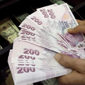 الليرة التركية تهبط لمستوى قياسي جديد