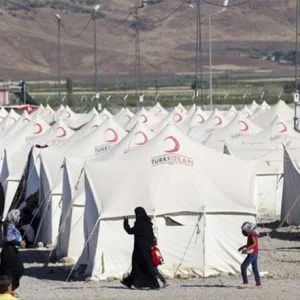 تركيا تغلق مخيمات للسوريين لإعادة توزيعهم