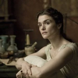 نزعوا ثيابها وسحلوها ورجموها ثم أحرقوها أمام البحر!