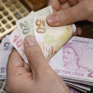 استمرار هبوط الليرة التركية أمام الدولار الأمريكي