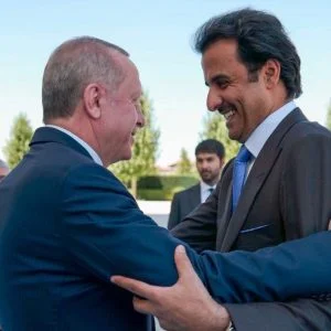 عقب ضخ بلاده 15 مليار دولار في الاقتصاد التركي.. امير قطر يعلق على الازمة التركية