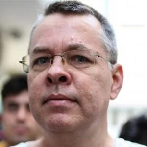 القائم بالأعمال الأمريكي يزور القس المحتجز في تركيا