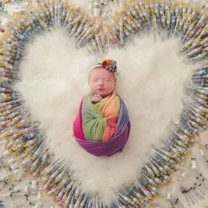 هذه الطفلة استغرقت 4 سنوات و1600 حقنة لإنجابها!