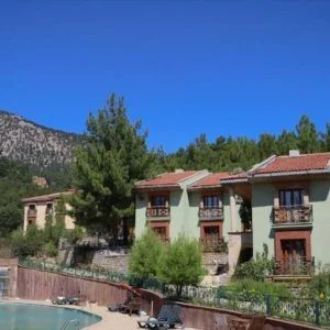 دعما لليرة التركية.. جائزة سياحية قيمة لمن يصرف ألف دولار