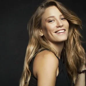 الممثلة التركية ساريناي ساريكايا تتفوق على حبيبها كرم بورسين إعلانيًّا