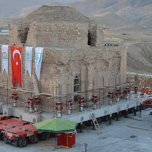 تركيا.. بدء عملية إنزال حمام “أرتوقلو” التاريخي بموقعه الجديد