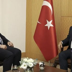 وزير الخارجية التركي يلتقي كبير مفاوضي المعارضة السورية