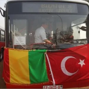 أردوغان يهدي غينيا حافلات نقل جماعي
