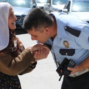شرطي تركي يوقف المرور لمساعدة مسنة في عبور الطريق (صور)