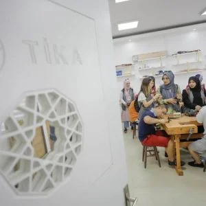 متطوعون أتراك يرسمون البسمة على وجوه ذوي الاحتياجات الخاصة بالبوسنة