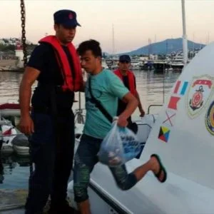 خفر السواحل التركي ينقذ 26 فلسطينيا وسوريا قبالة سواحل ولاية موغلا