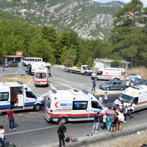 إصابة 11 سائحا روسيا في حادث سير بمدينة أنطاليا التركية (صور)