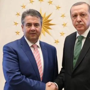 وزير الخارجية الألماني السابق يحذر الغرب: عزل تركيا قد يدفعها إلى اقتناء سلاح خطير