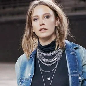 قائمة بفنانات تركيات تراجعت شعبيتهن وفنانات تفوقنّ عليهن تثير الجدل في تركيا