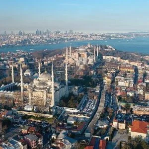 كويتيون ووافدون يدعمون الليرة التركية