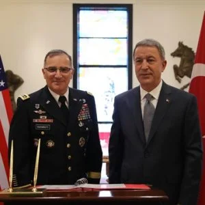 وزير الدفاع التركي يستقبل قائد القوات الأمريكية في أوروبا