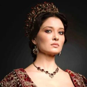 عشاء رومانسي بين الممثلة التركية نورغول يشلشاي وحبيبها ينتهي بالانفصال