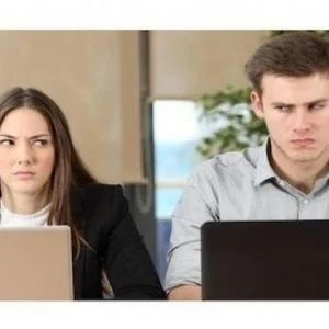 10 عادات سيئة تجعلك مكروهاً بين زملائك في العمل