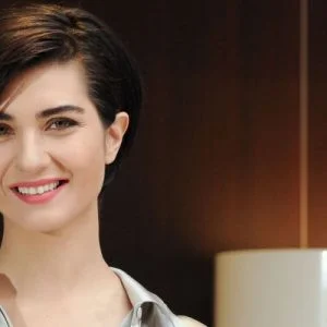 الممثلة التركية “باده إيشتشيل” ترد على تهمة أنها السبب في توتر علاقة “لميس” بحبيبها