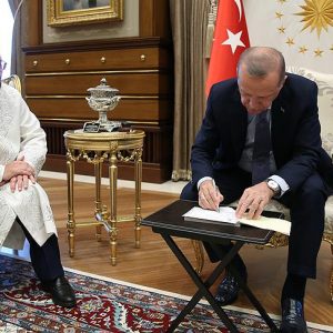 أردوغان وزوجته يوكلان رئيس الشؤون الدينية بذبح أضاحيهم