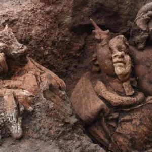 اكتشاف 3 تماثيل في قلعة تركية تفوق أعمارها 20 قرنا