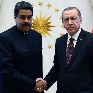 أردوغان يهنئ نظيره الفنزويلي على سلامته عقب محاولة الاغتيال الفاشلة التي تعرض لها