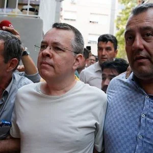 القس برونسون يطعن على قرار فرض الاقامة الجبرية عليه