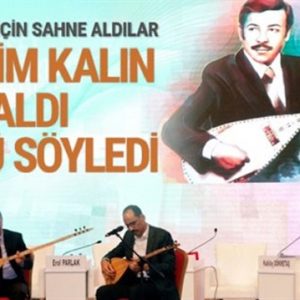 شاهد| متحدث الرئاسة التركية يعزف على آلة البزق خلال مشاركته في نشاط فني