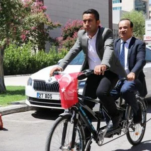 مسؤول تركي كفيف يفضل ركوب الدراجة الهوائية على السيارة الرسمية (صور)