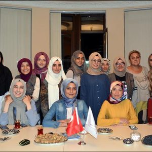 طلاب أتراك يواصلون أنشطتهم التطوعية الثقافية في عدد من الدول