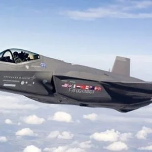ترامب يعلق تسليم مقاتلات F-35 لتركيا ويقر ميزانية الدفاع
