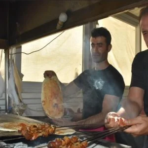 كباب وحلاقة ونقل بالمجان دعما لليرة في تركيا