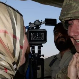 عائلة تركية تفاجئ ابنها الجندي بزيارته خلال مناوبته على الحدود شرقي البلاد (صور)