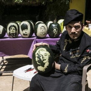 فنان تركي يبدع في فن الرسم على قشور البطيخ