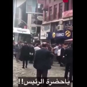 أردوغان يمازح عائلة قطرية في سوق بإسطنبول.. شاهد