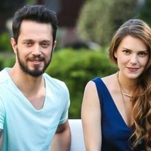 مراد بوز يفسد سهرة حبيبته السابقة، ويجبرها على ترك المطعم بعد 20 دقيقة من وصولها