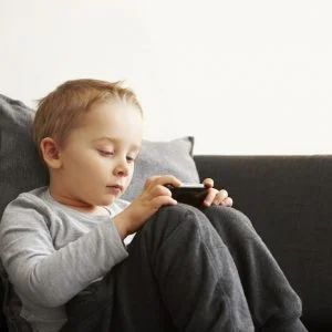 متى تشتري هاتفا لأطفالك؟ خبير نفسي يحدد العمر