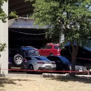 بالفيديو.. مرآب “يبتلع” سياراته