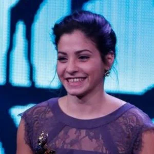 اعتقال اللاجئة البطلة بتُهمٍ جدية مثيرة للحيرة