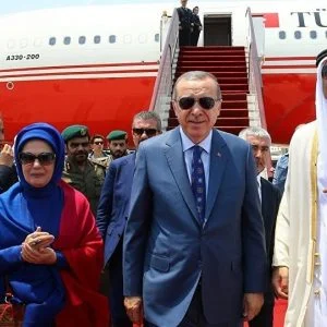 بالصور.. امير قطر يهدي الرئيس أردوغان “القصر الطائر” بنصف مليار دولار