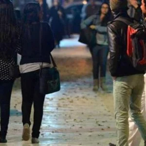 بالفيديو: فتاة تتحرش بالشباب وسط شوارع بلد عربي !