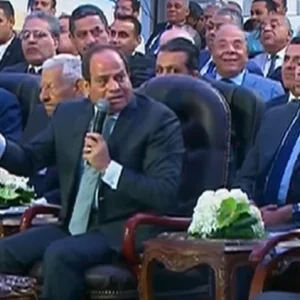 بالفيديو.. السيسي يحرج وزير النقل المصري